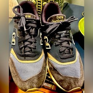 Women’s New Balance 7.5 tennis shoes